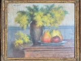 une peinture à l'huile représentant un vase de fleurs et de fruits sur une table