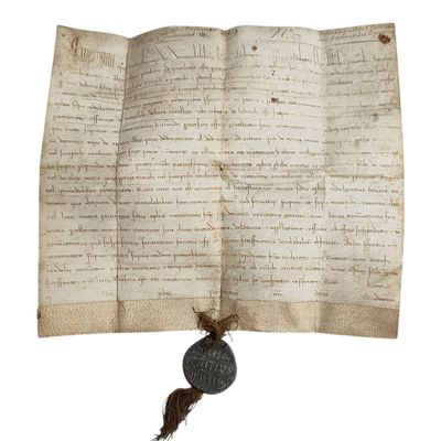 un vieux document muni d'un cachet de cire et sur lequel figure un cachet de cire