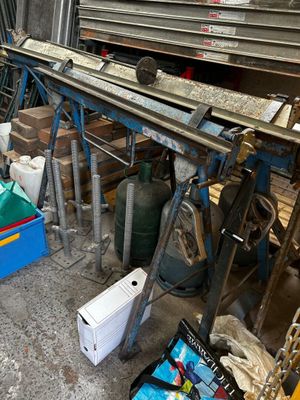 beaucoup de bric-à-brac dans un garage rempli d'outils