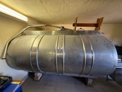 un grand réservoir métallique qui se trouve dans une pièce