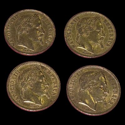 quatre souverains d'or, dont l'un représente la tête d'une femme et l'autre une couronne