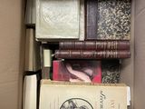 les livres sont empilés dans une boîte en carton