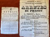 un vieux journal sur lequel repose un bout de papier, à côté d'un autre bout de papier posé sur une table
