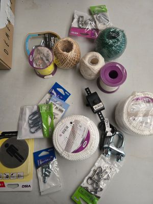 plusieurs objets posés ensemble sur une table