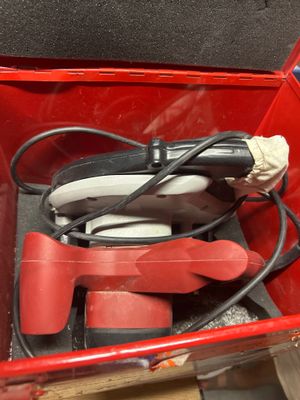 une boîte rouge contenant tout un tas de fils