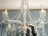 un lustre en cristal suspendu au plafond d'une pièce