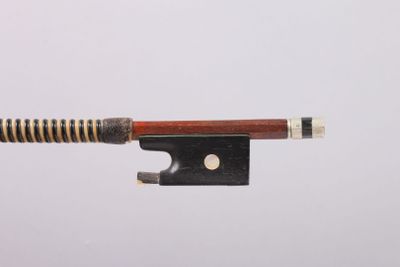 gros plan d'un archet de violon sur fond blanc