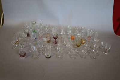 ENSEMBLE DE VERRES À PORTO, LIQUEUR OU WHISKY En verre et cr…