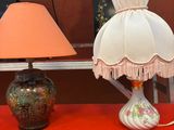deux lampes posées sur une table rouge