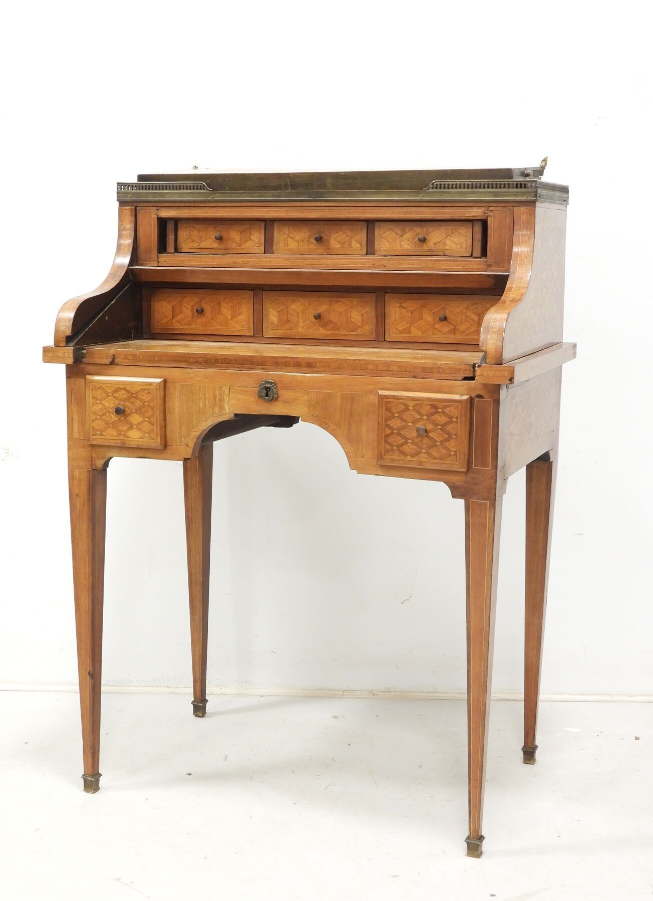 Bureau de pente en bois et placage à décor marqueté à motifs…
