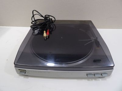 une platine posée sur une table