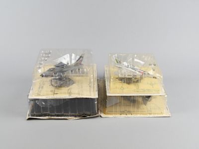 deux boîtes contenant chacune une maquette d'avion