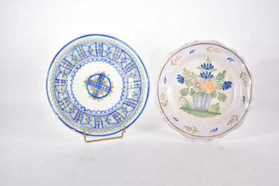 deux petites assiettes ornées de motifs, posées sur une surface blanche