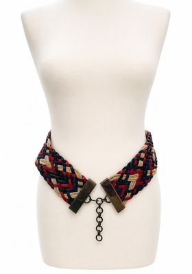 un gros plan sur le torse d'un mannequin entouré d'une chaîne