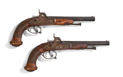 DEUX PISTOLETS similaires, à canons octogonaux.