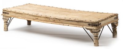 un petit banc en bois avec des pieds en métal sur fond blanc