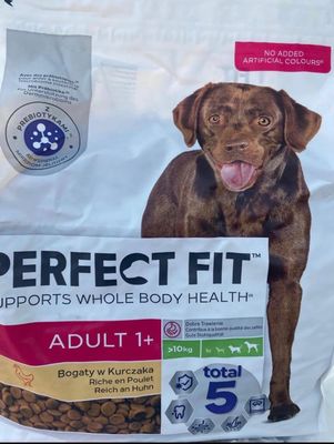un sac de croquettes « Perfect Fit » avec un chien qui tire la langue