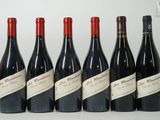 six bouteilles de vin sont alignées dans une rangée