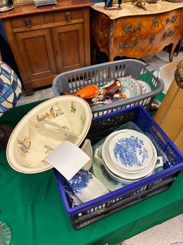 Lot de porcelaines et faïences comprenant un bassin Sarreguemines