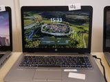 trois ordinateurs portables posés sur une table