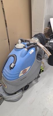 a machine that is sitting on the floor in a room