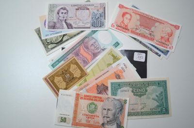 un grand nombre de billets de banque différents sur la table