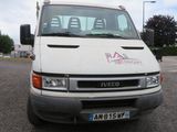 une camionnette blanche garée dans un parking