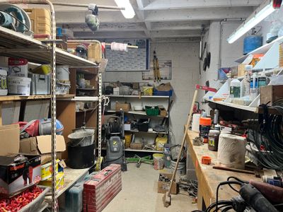 une pièce remplie de nombreux objets différents