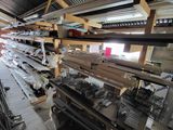 une pièce avec plein d'étagères et beaucoup d'objets