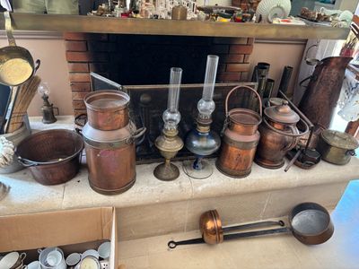 de nombreuses casseroles et poêles sur le comptoir de la cuisine