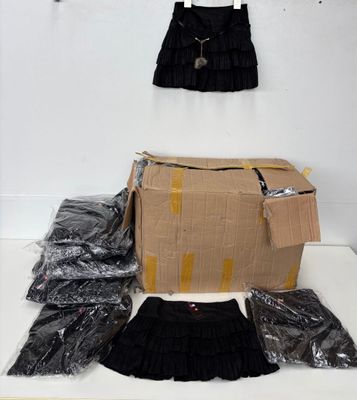 une boîte en carton sur laquelle sont représentés une jupe et un sac à main
