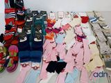 un tas de vêtements et d'autres objets par terre