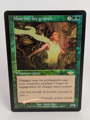 une carte sur laquelle figure la photo d'une femme dans une forêt