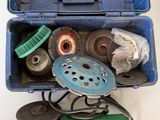 une boîte d'outils posée sur une table