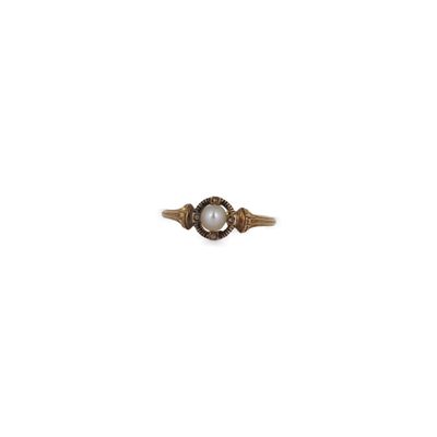 un gros plan d'une bague sertie d'une perle, sur fond blanc