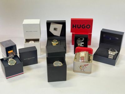 de nombreux modèles de montres, présentés dans leurs boîtes sur un fond blanc