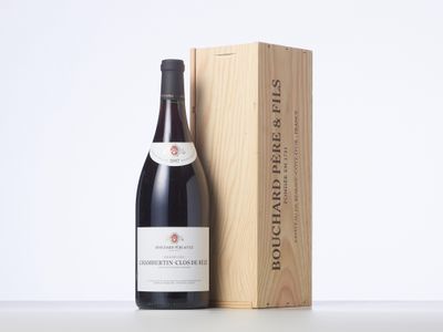 une bouteille de vin posée à côté d'une caisse en bois