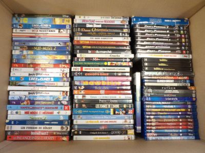 beaucoup de dvd dans une boîte sur la table