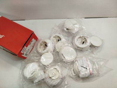 plein de boutons blancs posés sur une table