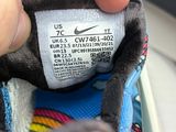 une personne tenant une chaussure sur laquelle est apposée une étiquette