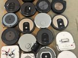 de nombreux appareils électroniques posés par terre