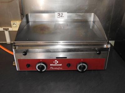 une photo d'un barbecue à gaz professionnel dans une cuisine professionnelle