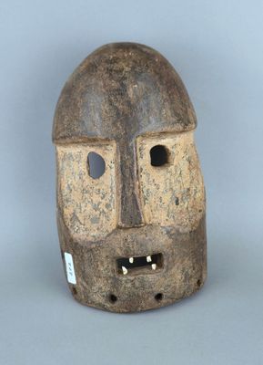 une image représentant un masque en bois sur fond gris