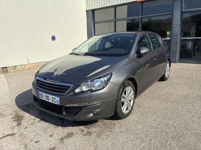 la voiture grise est garée devant un bâtiment