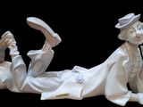 une figurine représentant un homme allongé par terre