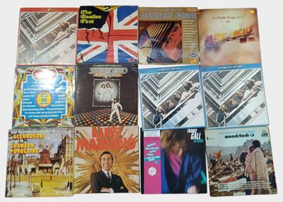 beaucoup de cd de musique sur la table ensemble