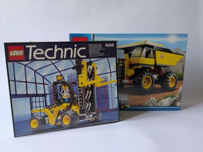 deux coffrets lego technic sont présentés sur une surface blanche