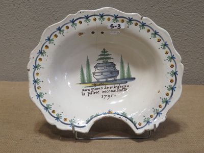 CENTRE XIXe : Plat à barbe "Aux mânes de Mirabeau.
