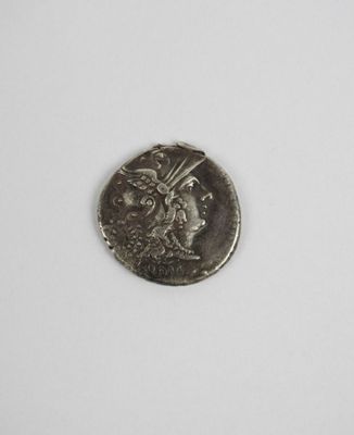 une pièce d'argent sur laquelle figure l'image d'un homme