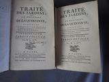 deux livres ouverts sur une table
